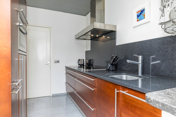 Foto - Te koop: Karakteristiek wonen met de duurzaamheid van nu! Verrassend ruime tussenwoning (1938) met 5 slaapkamers, hybride warmtepomp en Energielabel A nabij het centrum van Heerlen. 